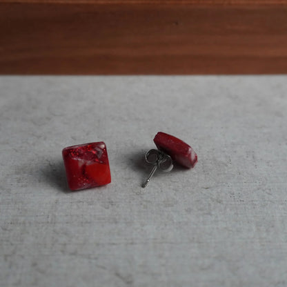 Kleine quadratische Ohrringe (Red Velvet) liegend