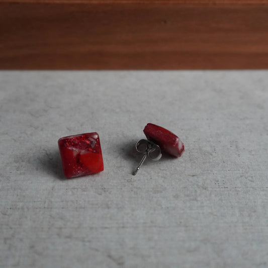 Kleine quadratische Ohrringe (Red Velvet) liegend