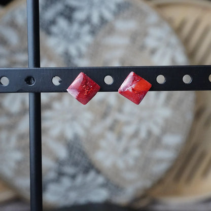 Kleine quadratische Ohrringe (Red Velvet) frontal