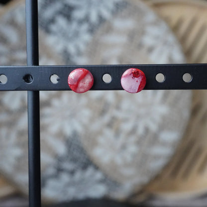 Kleine perlglänzende runde Ohrringe (Red Velvet) frontal