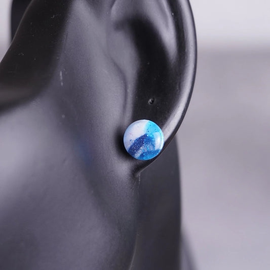 Kleine runde Ohrringe (Sea Snow) angesteckt