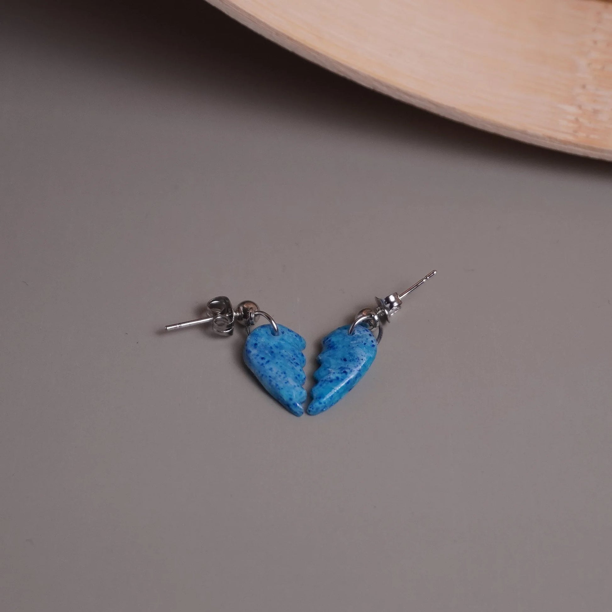 Halbe Herz-Ohrringe (Sea Snow) liegend