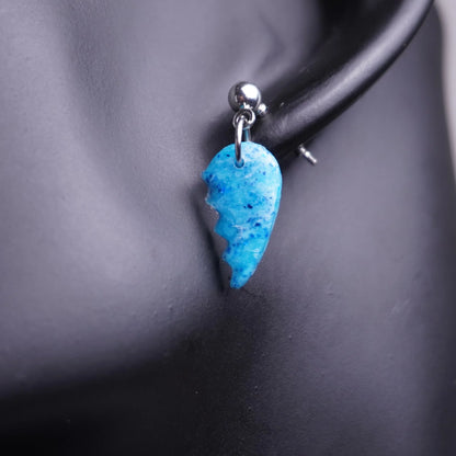 Halbe Herz-Ohrringe (Sea Snow) angesteckt Nahaufnahme