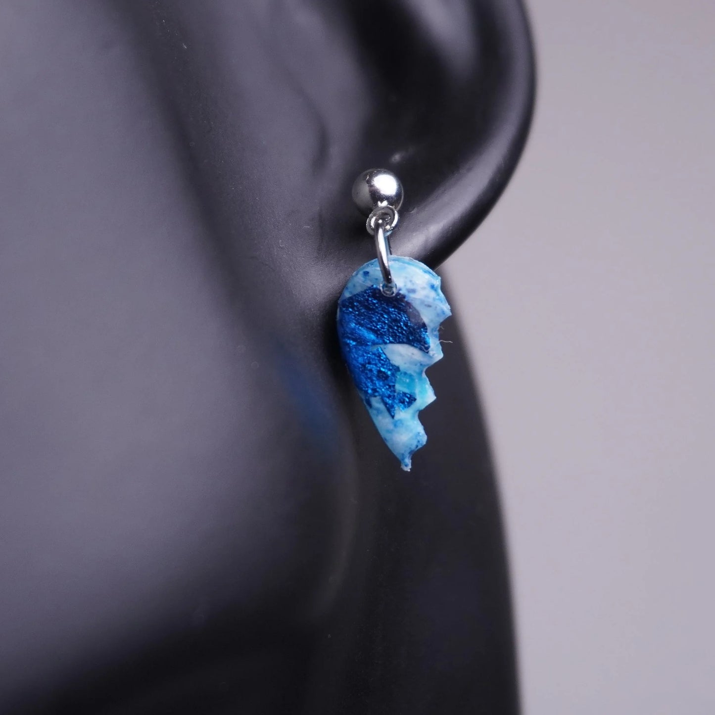 Glitzernde halbe Herz-Ohrringe (Sea Snow) angesteckt Nahaufnahme