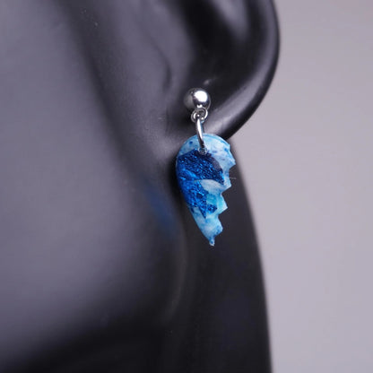 Glitzernde halbe Herz-Ohrringe (Sea Snow) angesteckt Nahaufnahme