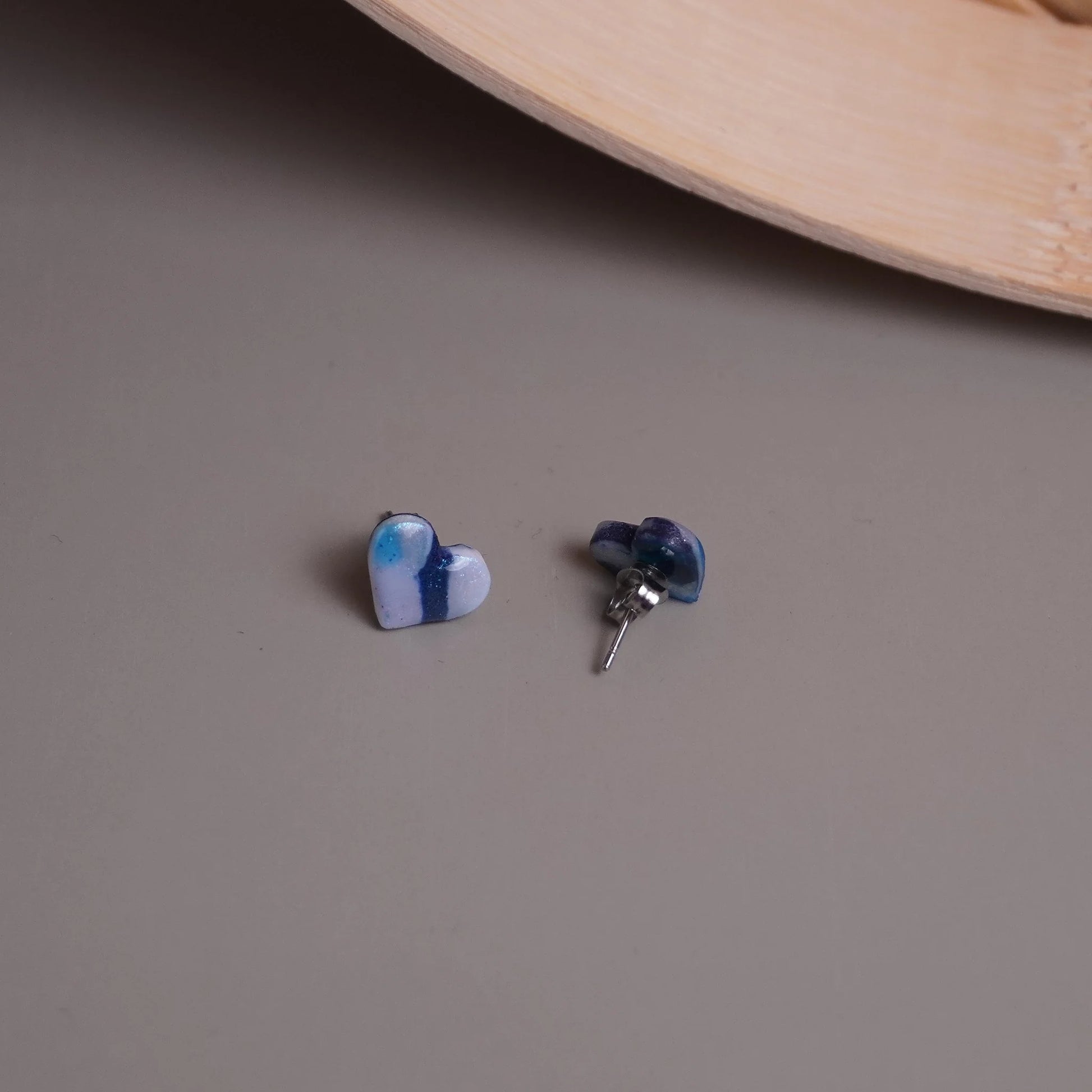 Kleine Herz-Ohrringe (Sea Snow) liegend