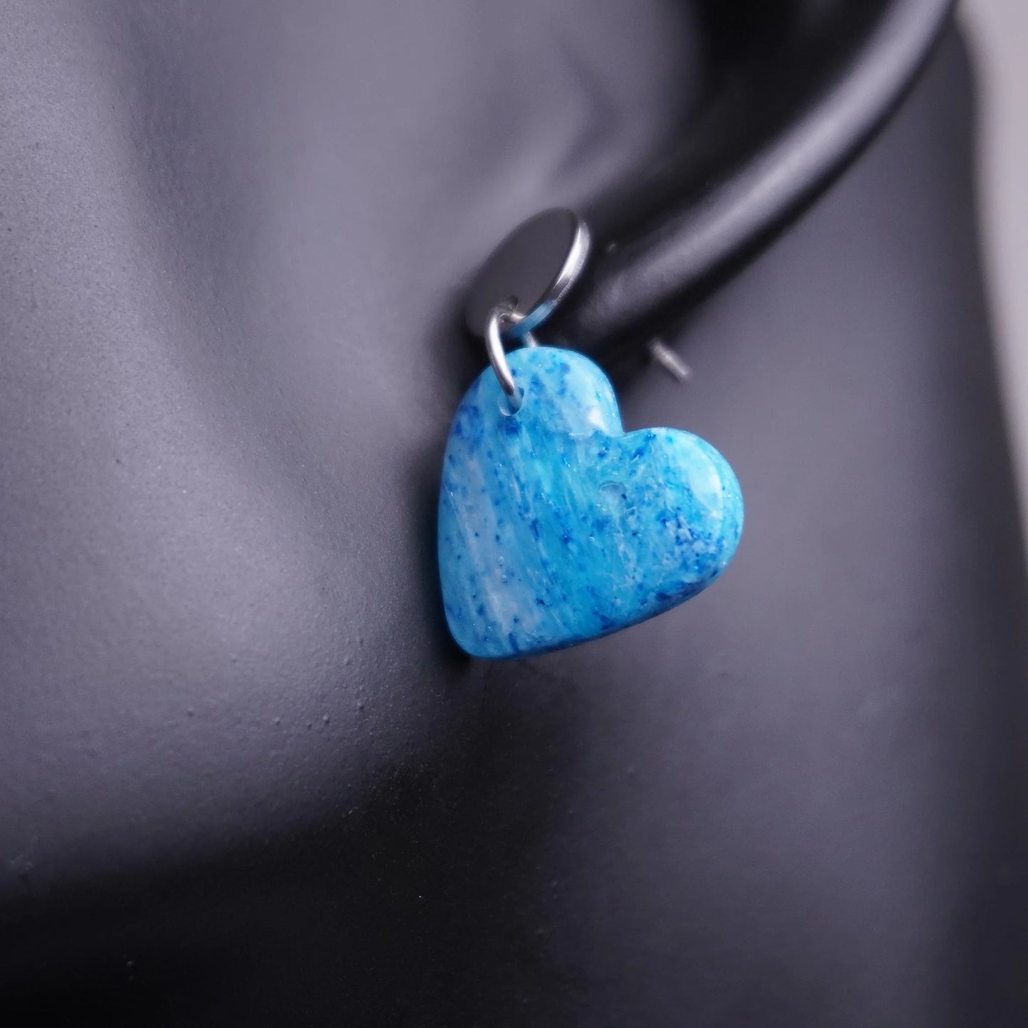 Herz-Ohrringe (Sea Snow) silberfarben angesteckt Nahaufnahme