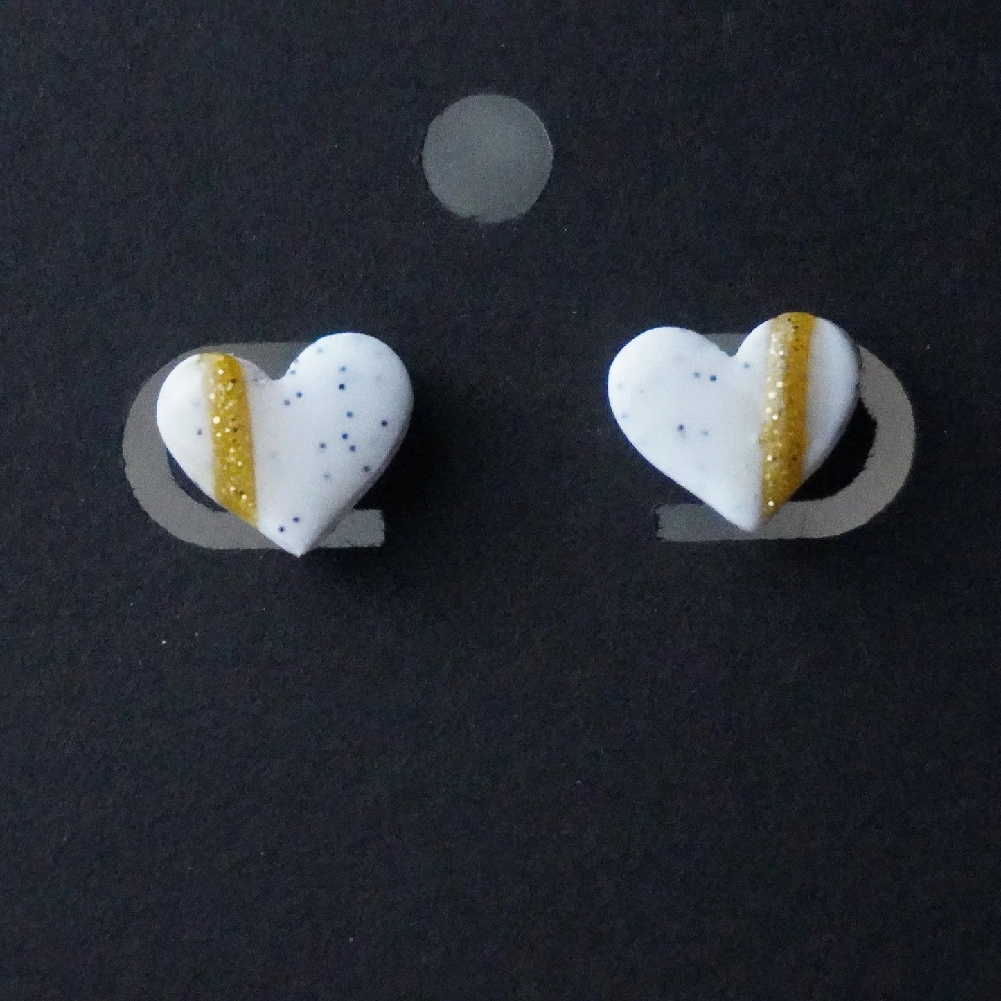 Kleine Herz-Ohrringe (The Line) gepunktet angesteckt