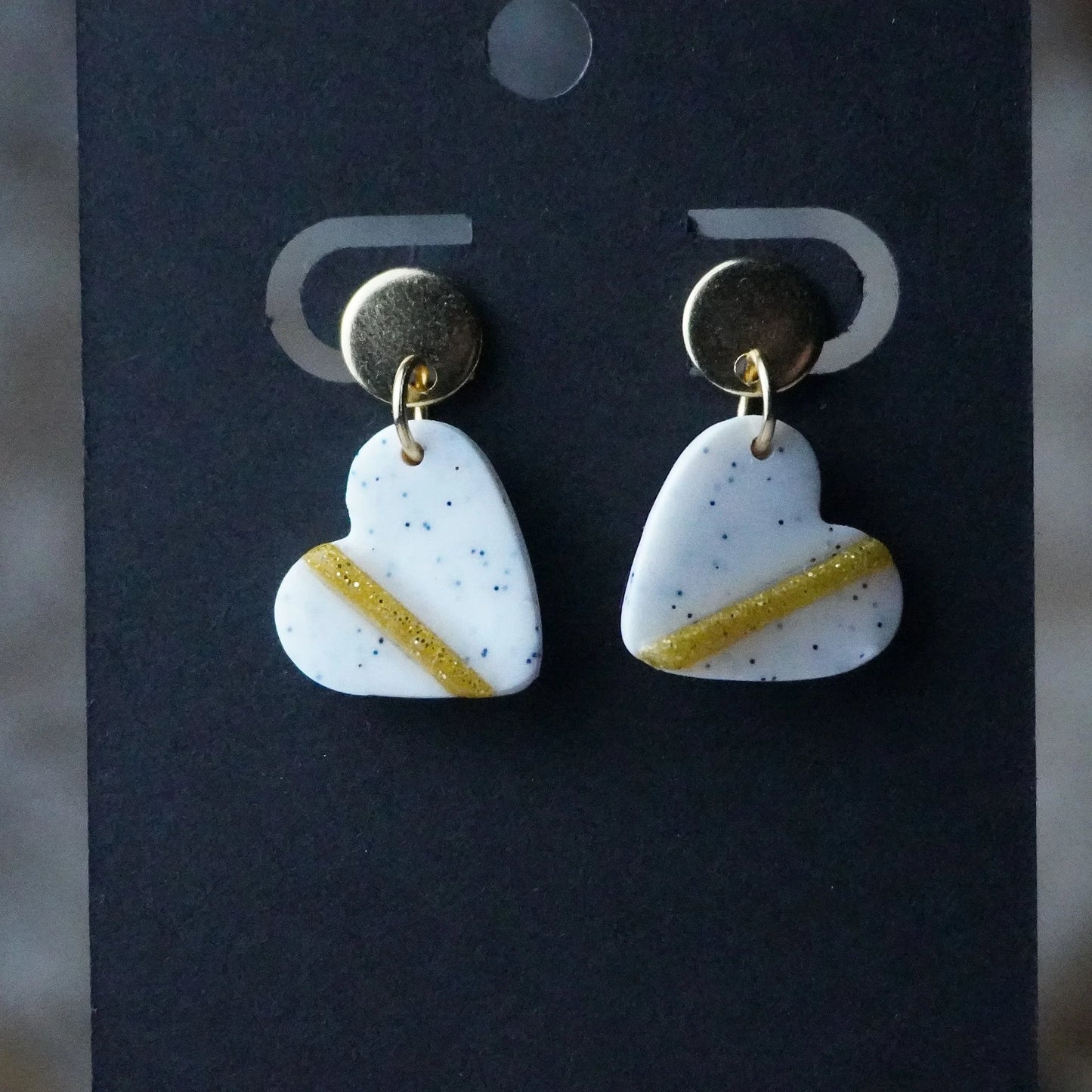 Herz-Ohrringe (The Line) gepunktet goldfarben angesteckt