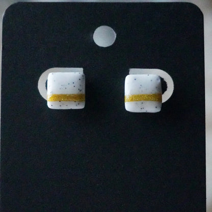 Kleine quadratische Ohrringe (The Line) gepunktet angesteckt
