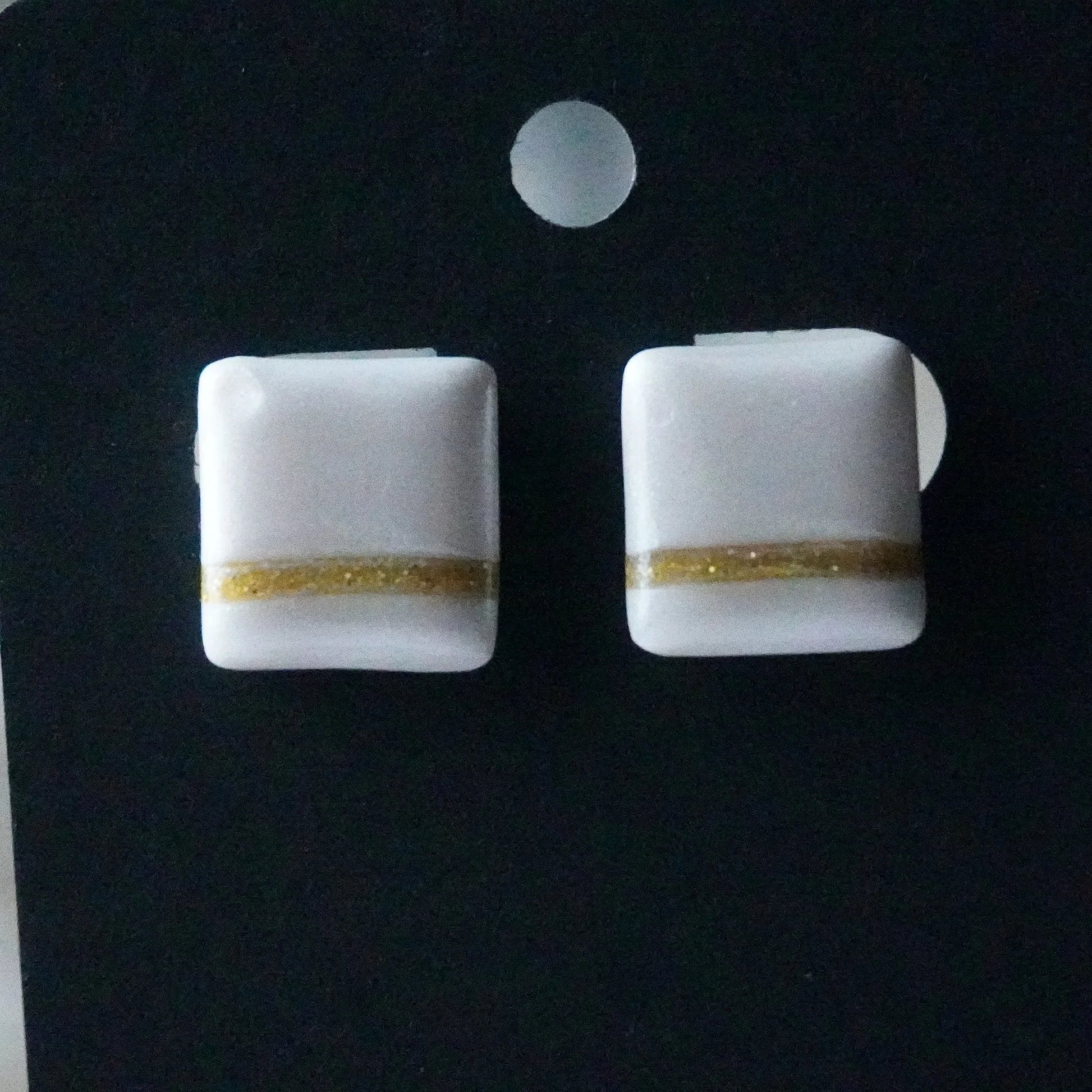 Quadratische Ohrringe (The Line) perlweiss angesteckt