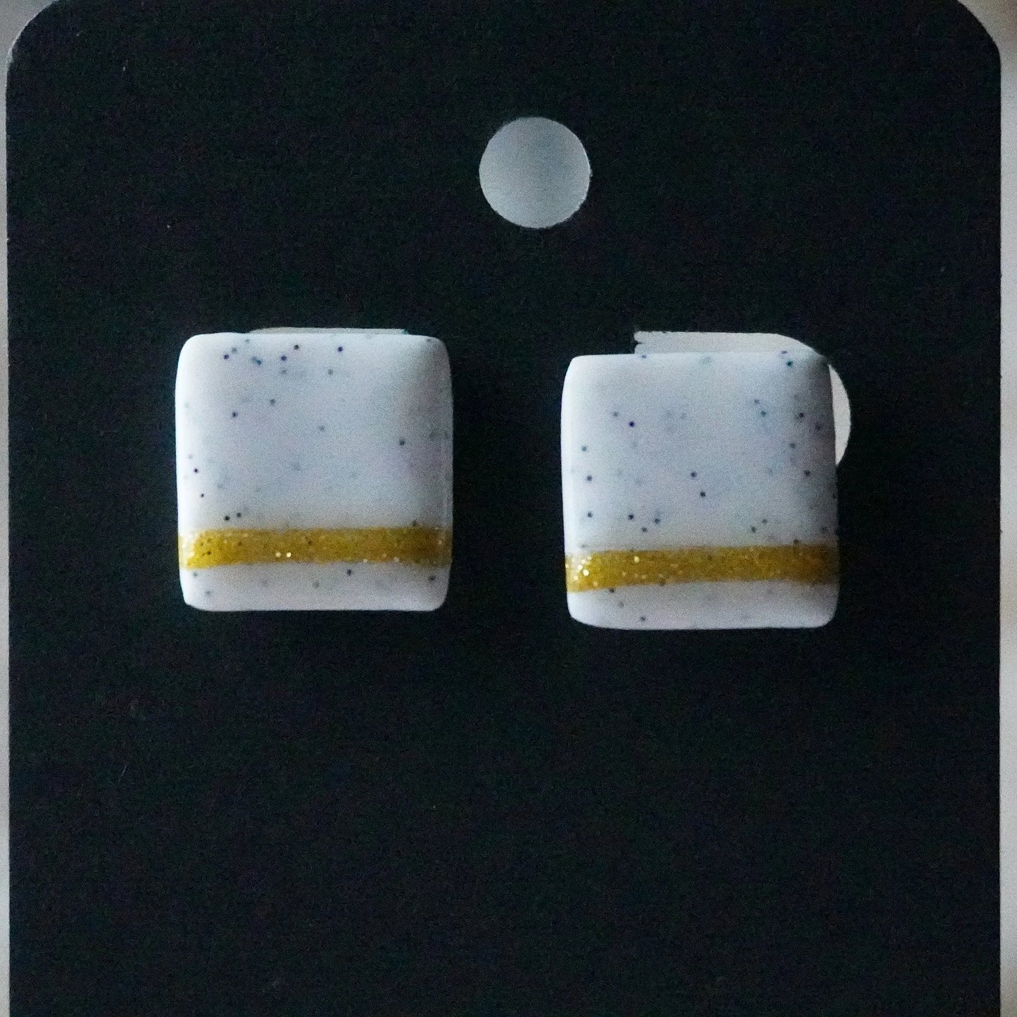 Quadratische Ohrringe (The Line) gepunktet angesteckt