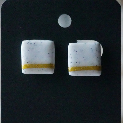 Quadratische Ohrringe (The Line) gepunktet angesteckt