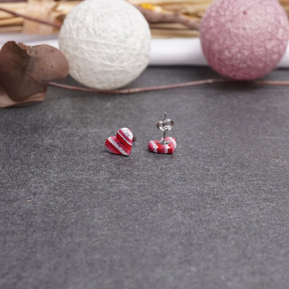 Kleine gepunktete Herz-Ohrringe mit Längsstreifen (Valentinstag)