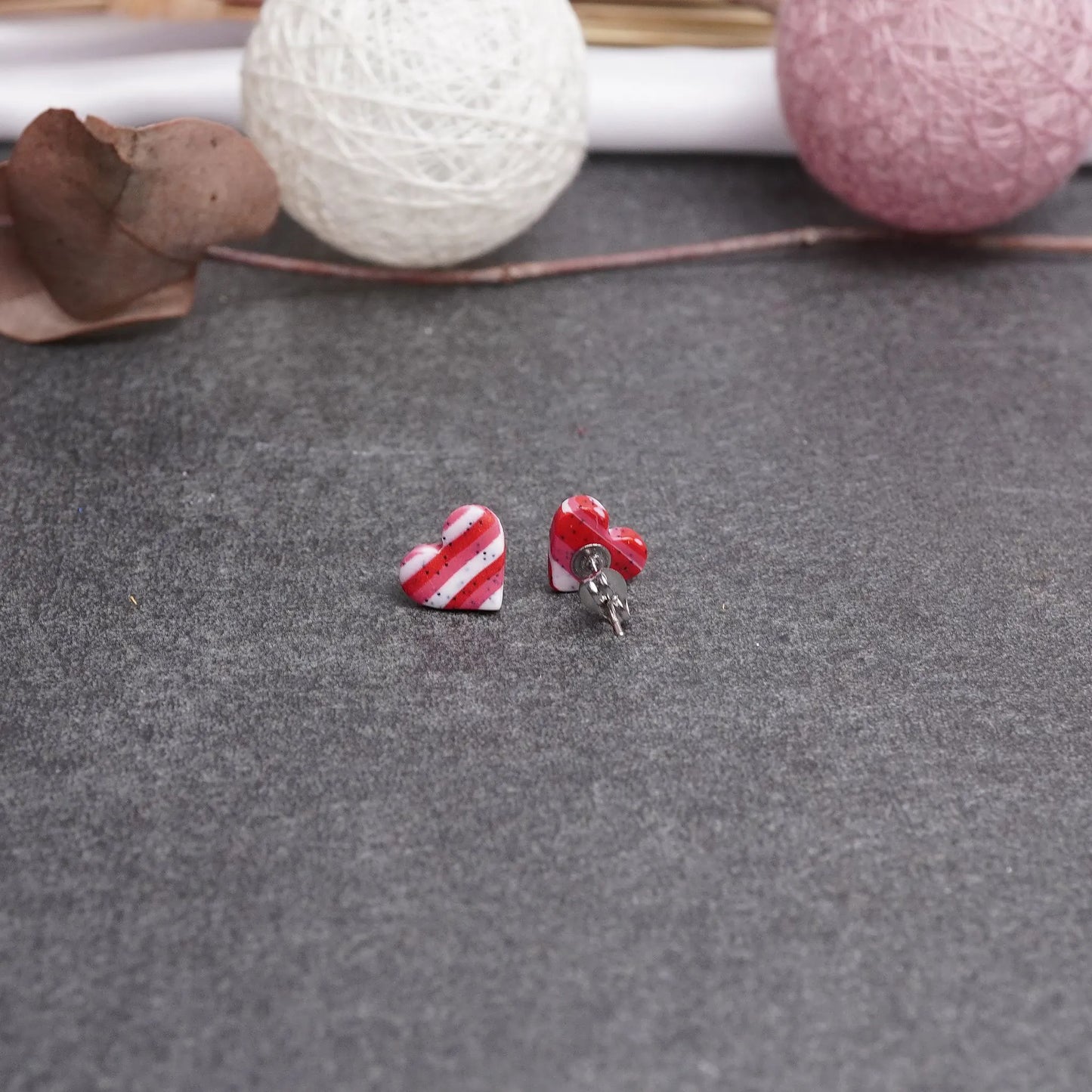 Kleine gepunktete Herz-Ohrringe mit Querstreifen (Valentinstag)