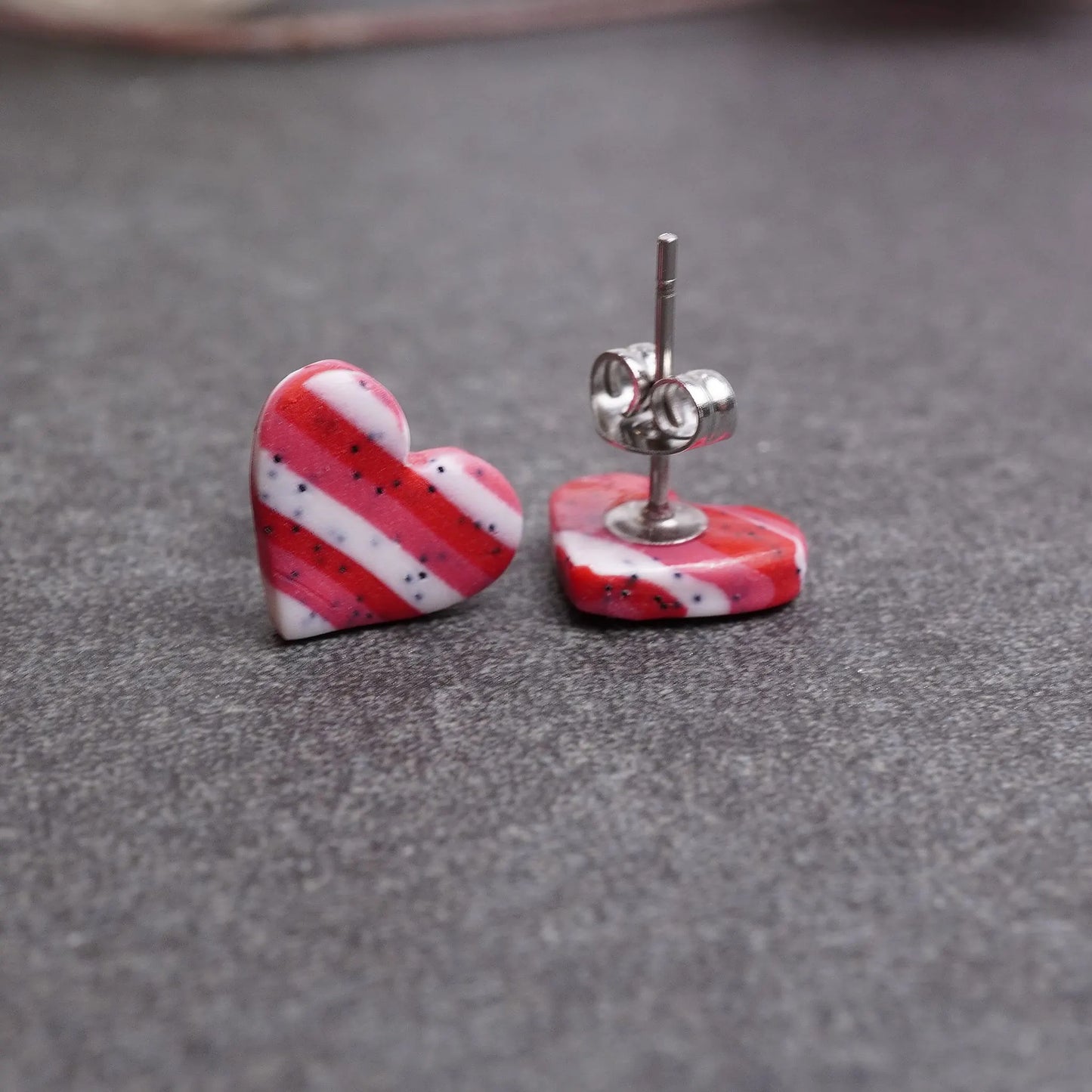 Kleine gepunktete Herz-Ohrringe mit Querstreifen (Valentinstag)