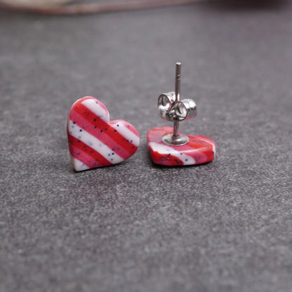 Kleine gepunktete Herz-Ohrringe mit Querstreifen (Valentinstag)