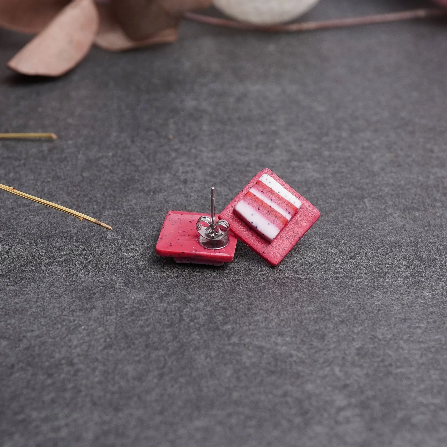 Gepunktete quadratische Ohrringe mit Mini-Quadrat (Valentinstag)