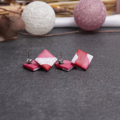 Gepunktete quadratische Ohrringe mit Rot, Weiß und Rosa (Valentinstag)