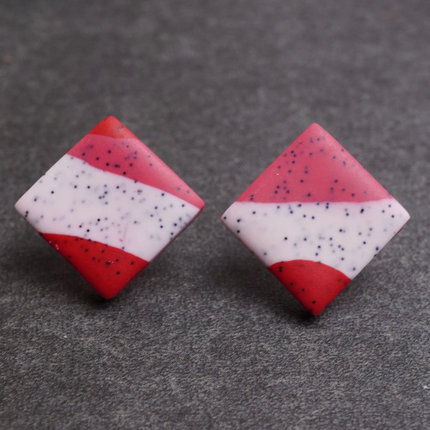 Gepunktete quadratische Ohrringe mit Rot, Weiß und Rosa (Valentinstag)
