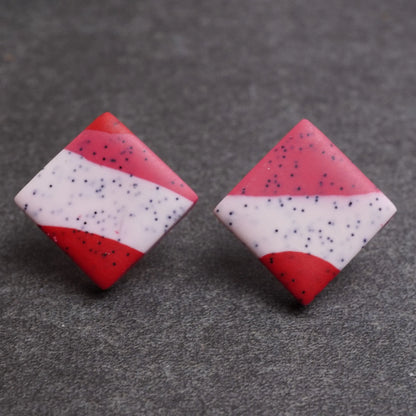 Gepunktete quadratische Ohrringe mit Rot, Weiß und Rosa (Valentinstag)