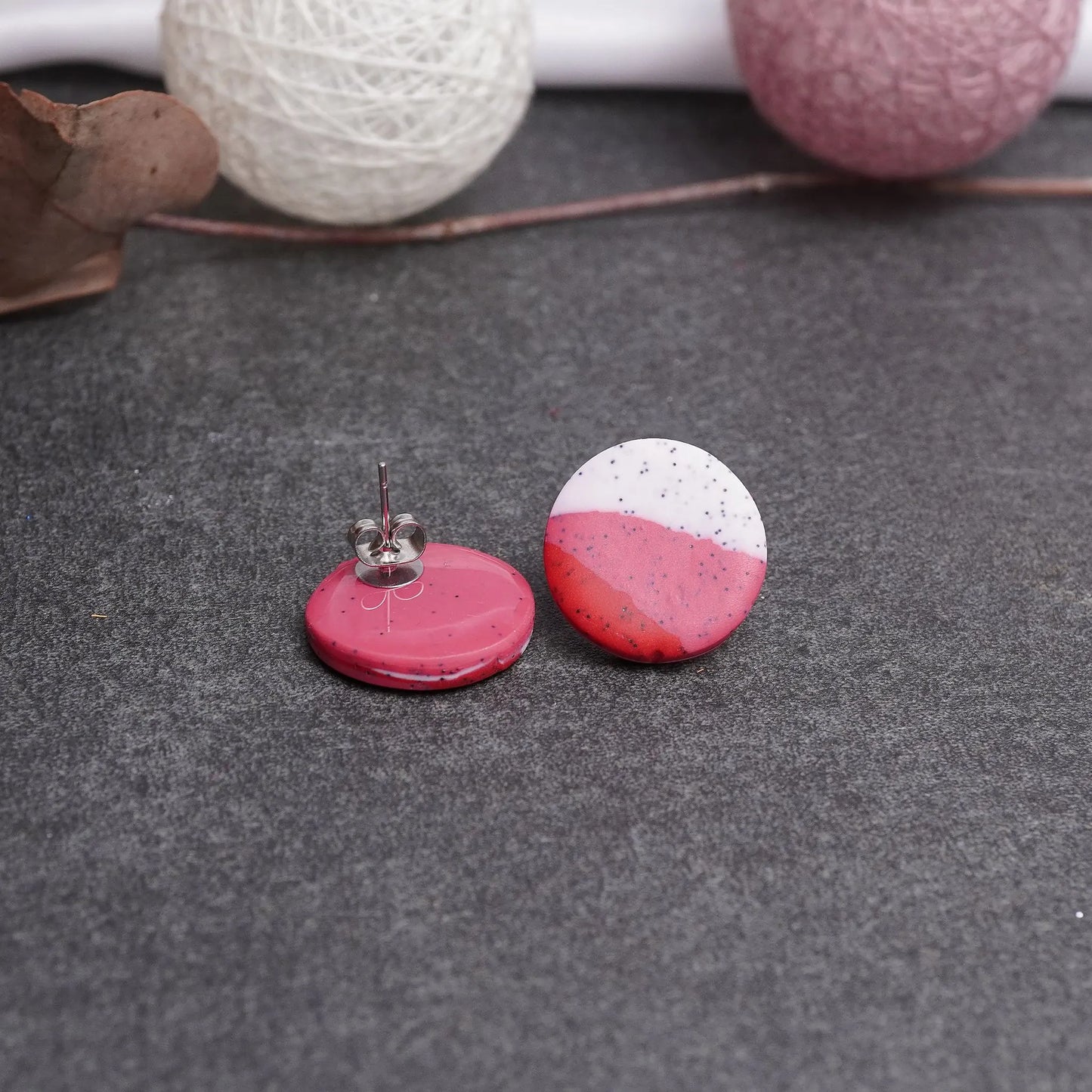 Gepunktete großflächige runde Ohrringe (Valentinstag)