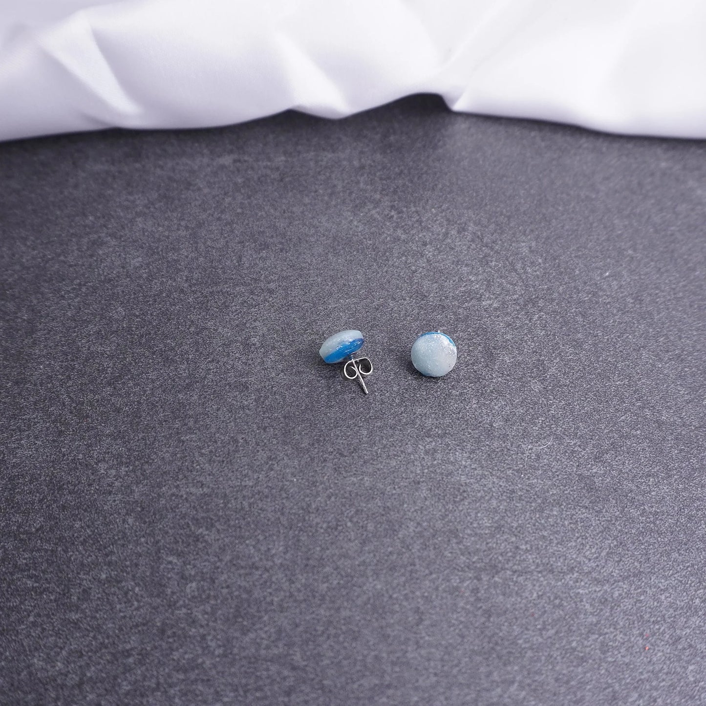 Kleine glitzernde runde Ohrringe (X-Mas)