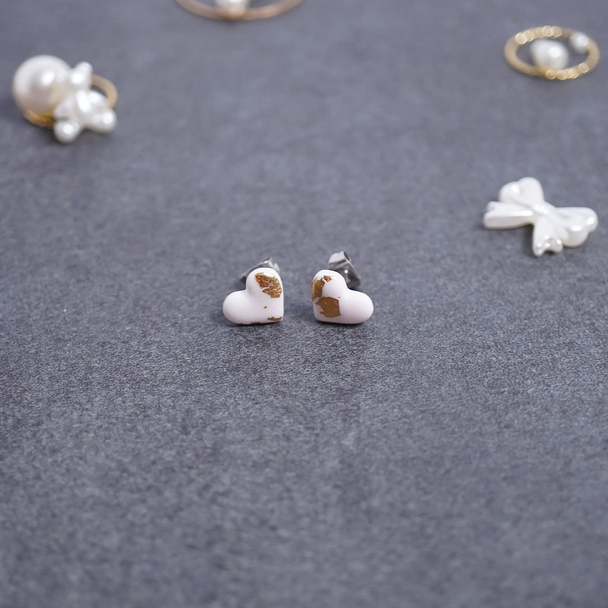 Kleine Herz-Ohrringe mit goldener Glitzerfolie (Yelena)