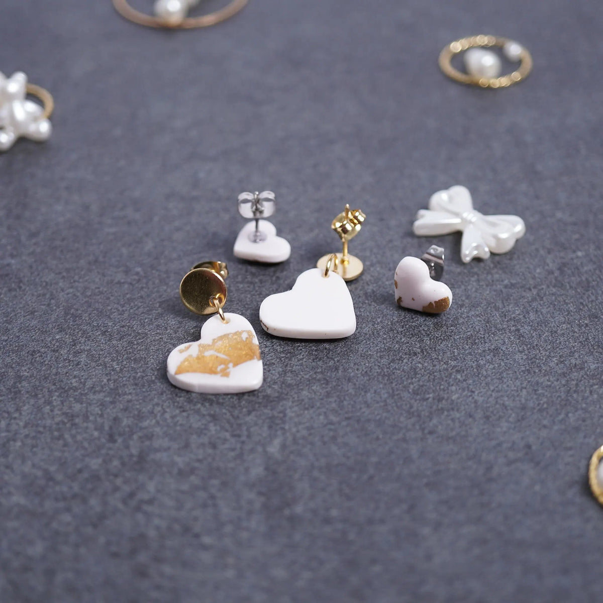 Kleine Herz-Ohrringe mit goldener Glitzerfolie (Yelena)