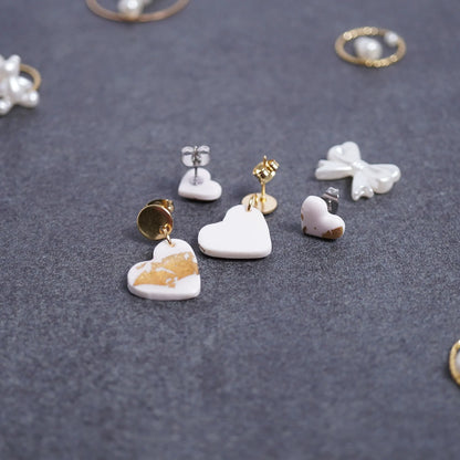 Kleine Herz-Ohrringe mit goldener Glitzerfolie (Yelena)