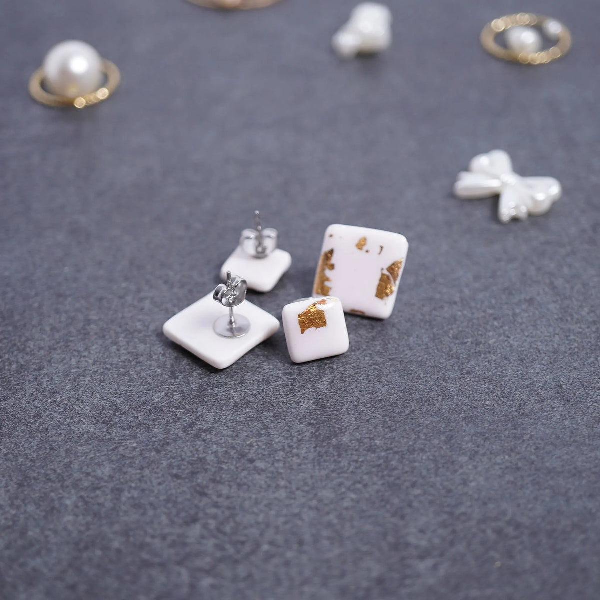 Weiße quadratische Ohrringe mit (goldener/silberner) Glitzerfolie (Yelena)