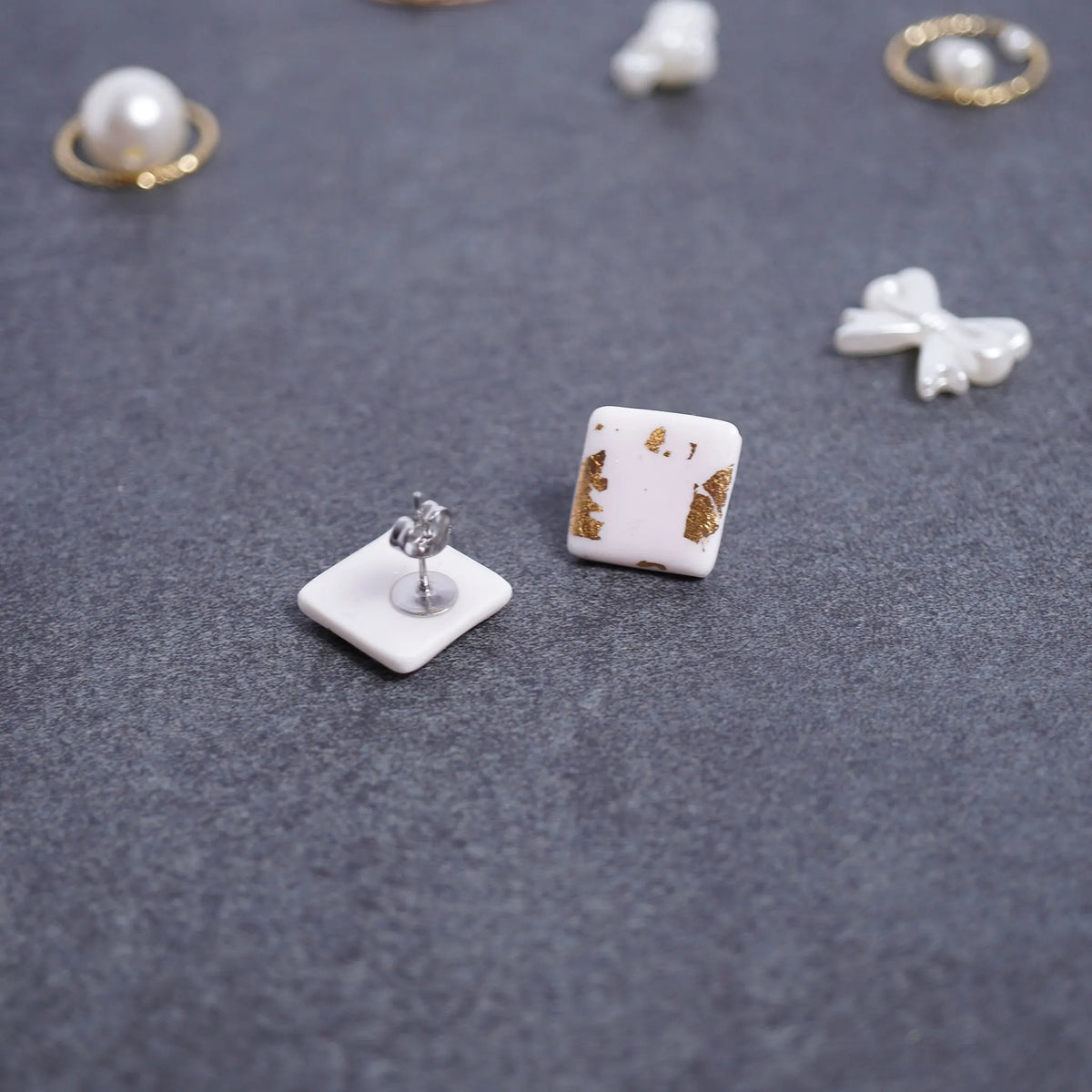 Weiße quadratische Ohrringe mit (goldener/silberner) Glitzerfolie (Yelena)