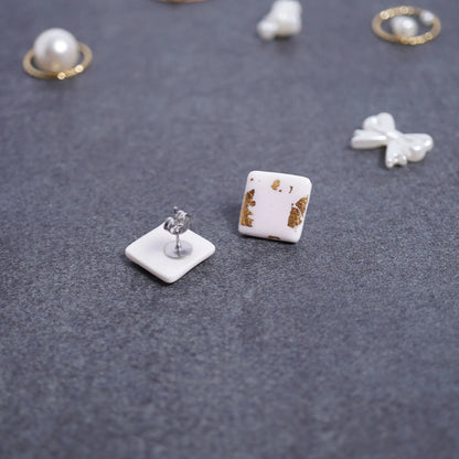 Weiße quadratische Ohrringe mit (goldener/silberner) Glitzerfolie (Yelena)