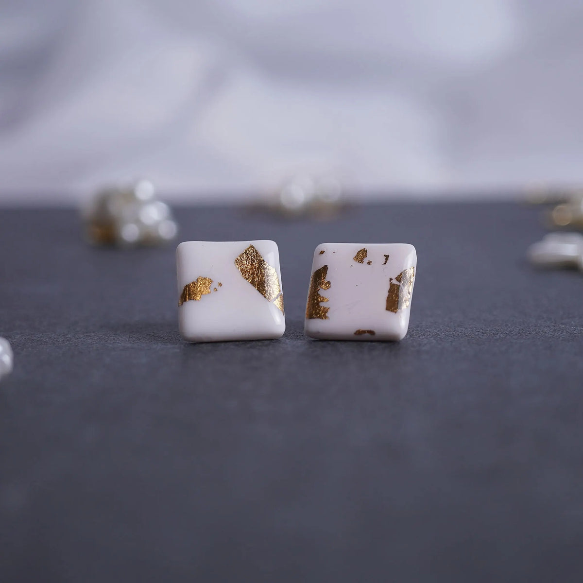 Weiße quadratische Ohrringe mit (goldener/silberner) Glitzerfolie (Yelena)