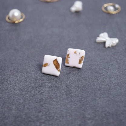 Weiße quadratische Ohrringe mit (goldener/silberner) Glitzerfolie (Yelena)