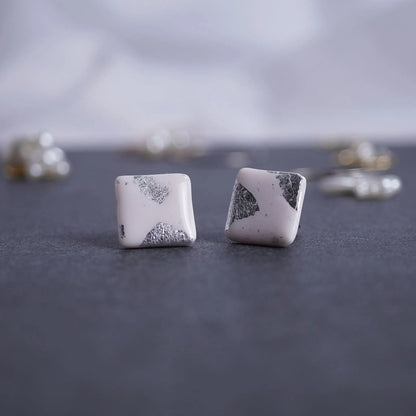 Weiße quadratische Ohrringe mit (goldener/silberner) Glitzerfolie (Yelena)