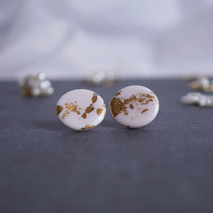 Weiße runde Ohrringe mit (goldener/silberner) Glitzerfolie (Yelena)